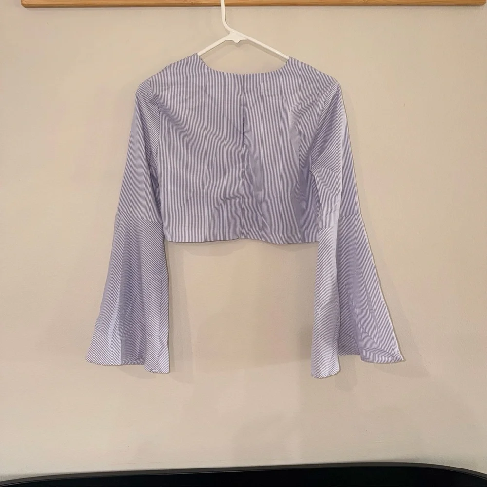 Gianni Bini Top with Bell Sleeves - Size M - Picture 4 of 7